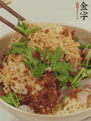 倒上醬汁攪拌均勻即可。