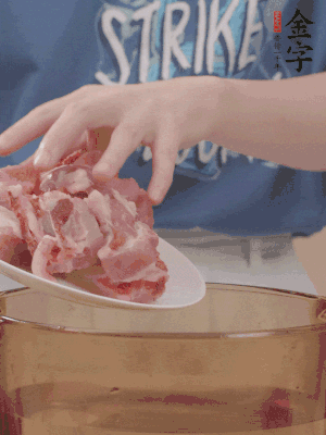 排骨剁小塊，加姜片、料酒沸水下鍋焯水。