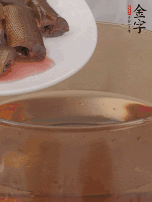 處理干凈的黃鱔段，加姜片、料酒沸水下鍋焯水。撈出用涼水沖洗干凈。