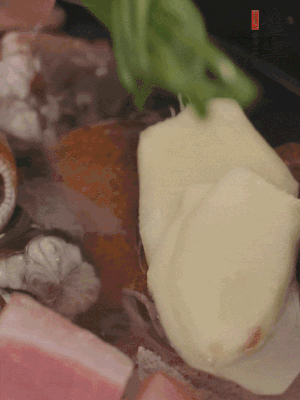 加姜片、蔥結(jié)、料酒。