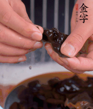 木耳冷水泡發(fā)，處理成小塊。（如果是小木耳就不用切了）