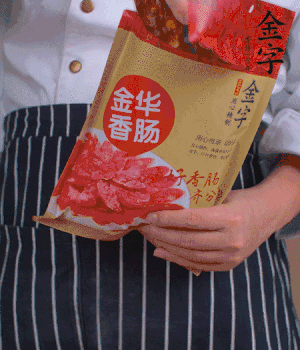 香腸切成斜片，小米辣切成斜片。