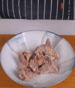 排骨加1勺黃酒、1勺蠔油、1勺玉米淀粉、1/4勺胡椒粉腌制半小時。