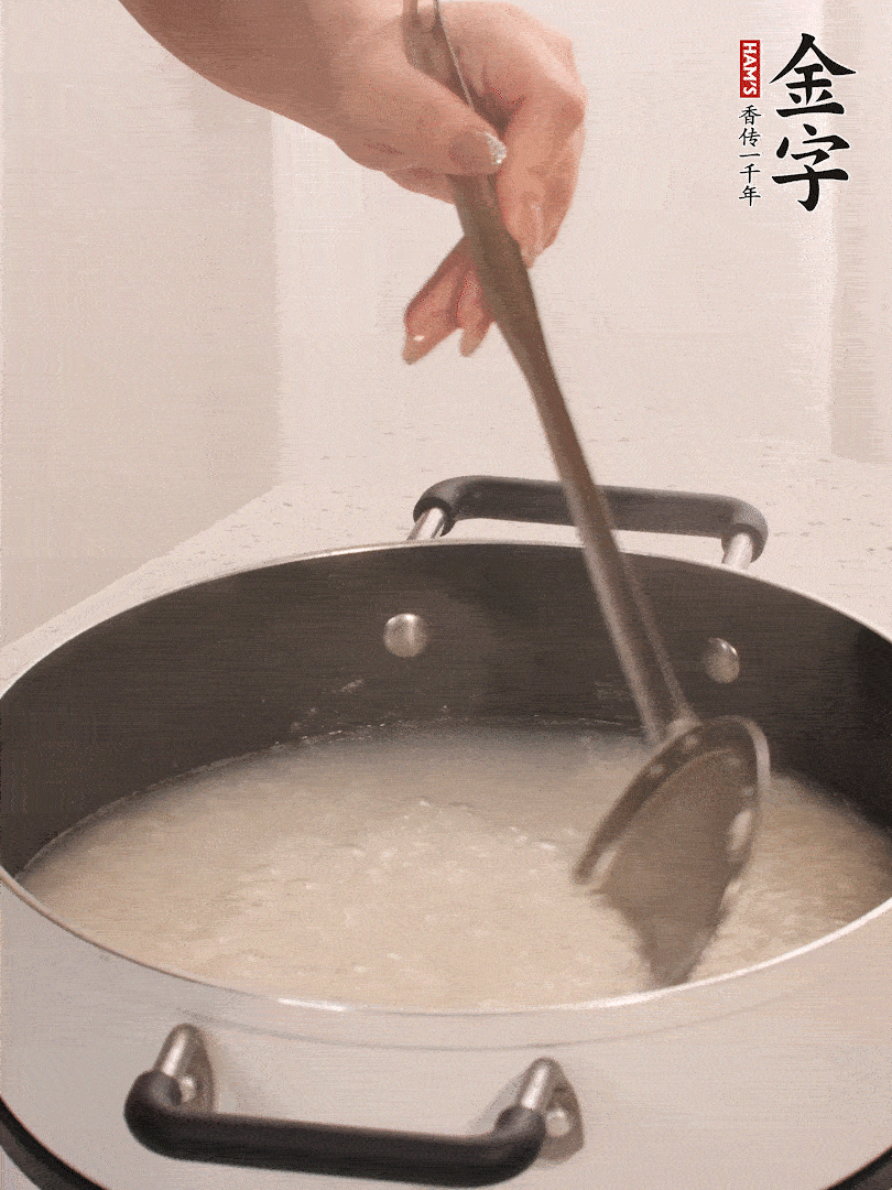 香菇、土豆、胡蘿卜、金字土香腸切小塊。