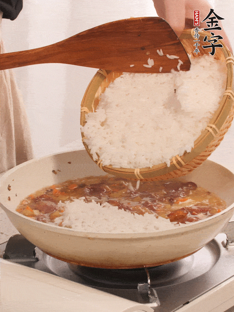 熱鍋燒油，香腸煸出油，加姜片去腥，加土豆、胡蘿卜、香菇翻炒到半熟，隨后加豆角、2小勺鹽、1大勺生抽，煸炒均勻。