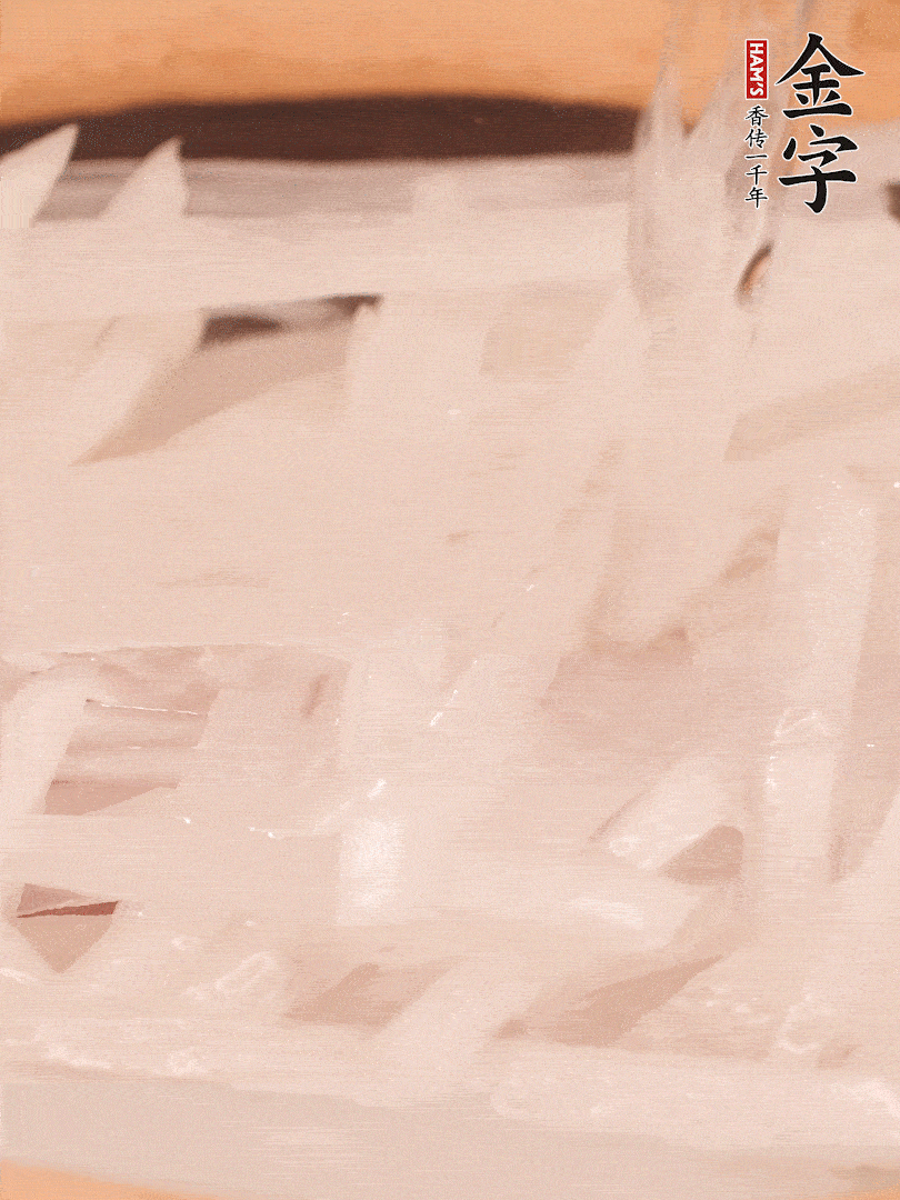 倒入熱水煮開后，轉(zhuǎn)小火燉煮10分鐘，呈奶白色湯底。