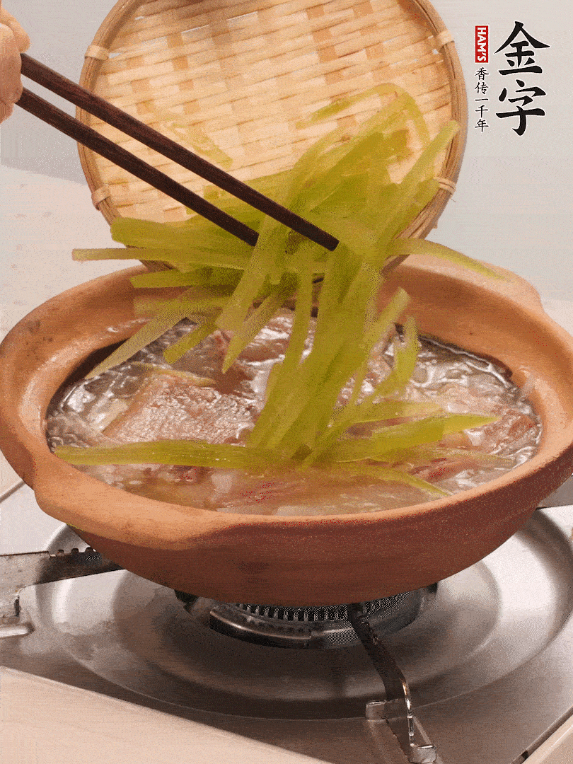 倒入熱水煮開后，轉(zhuǎn)小火燉煮10分鐘，呈奶白色湯底。