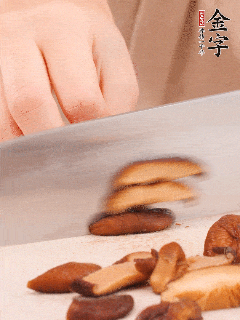 干香菇泡發(fā)，切成小塊。