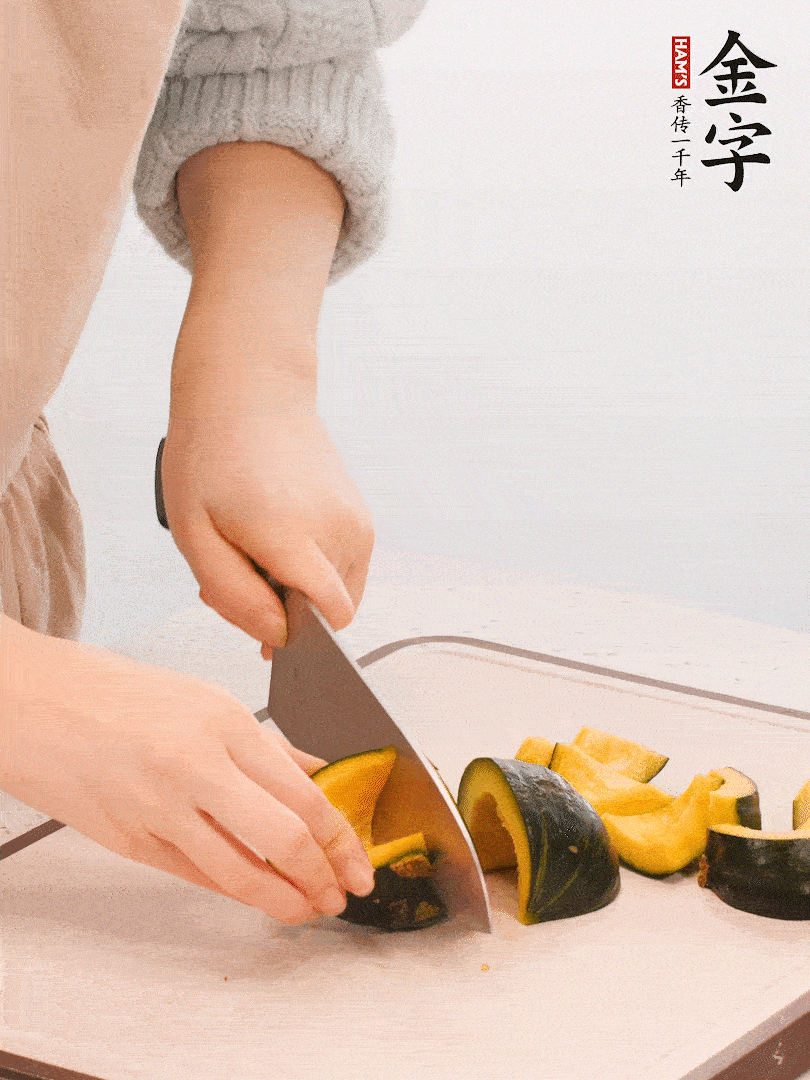 貝貝南瓜切小塊，生姜切成姜絲。