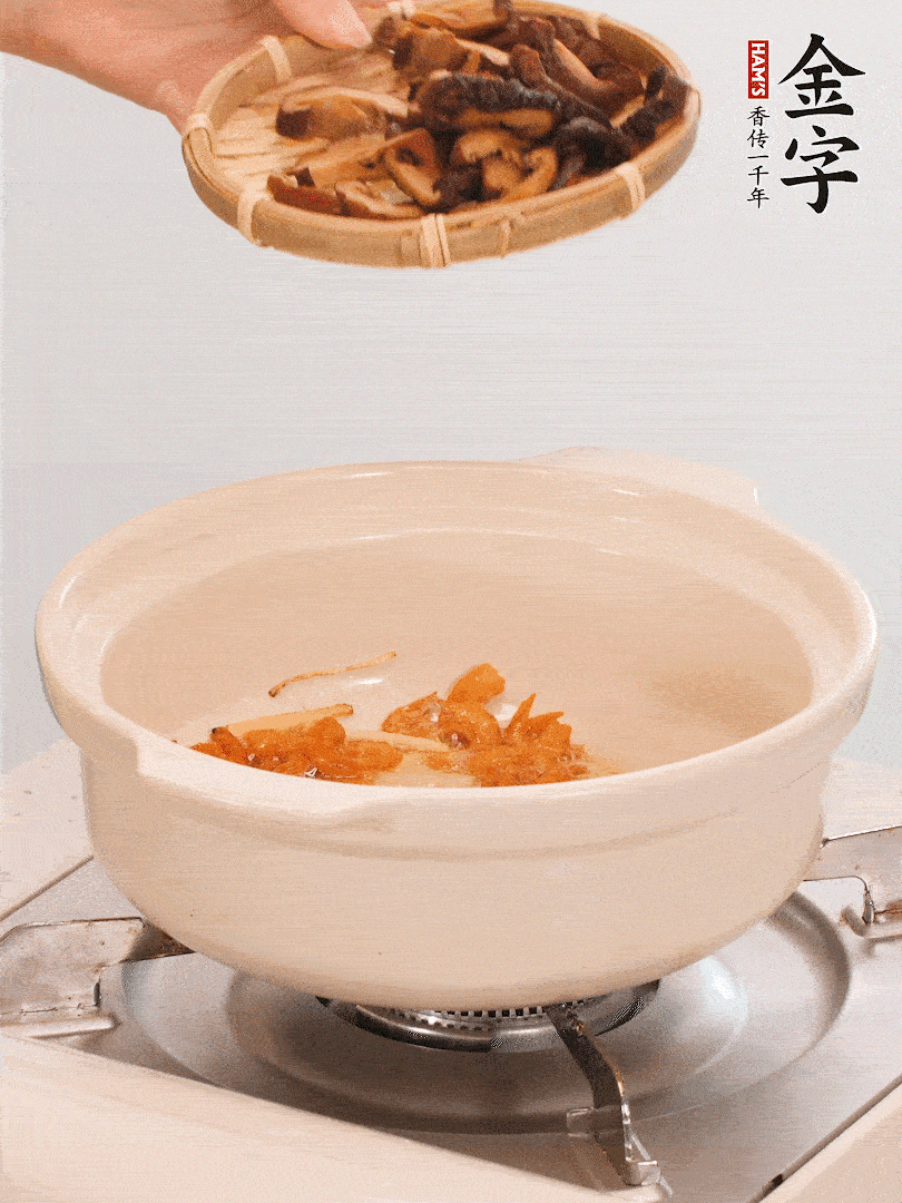 砂鍋倒入少許油，放入姜絲、海米小火煸香；再放入香腸、南瓜、干香菇一起翻炒2分鐘。