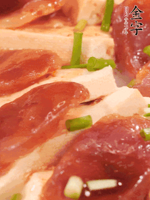 調(diào)一個(gè)醬汁：2勺生抽、1勺蠔油、半勺白糖、1勺淀粉、半碗清水調(diào)成料汁燒開