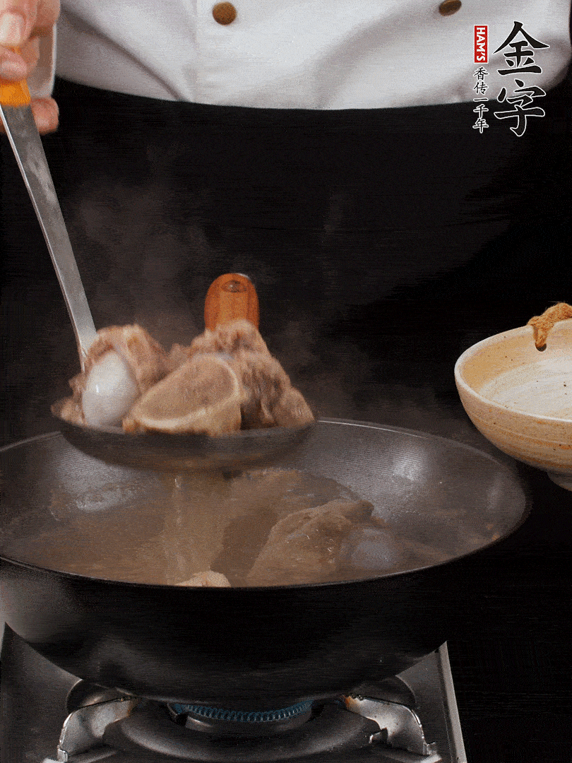 大筒骨清水浸泡30分鐘，中途換水2-3次。冷水下鍋，加姜片、料酒焯水，撇去浮沫。