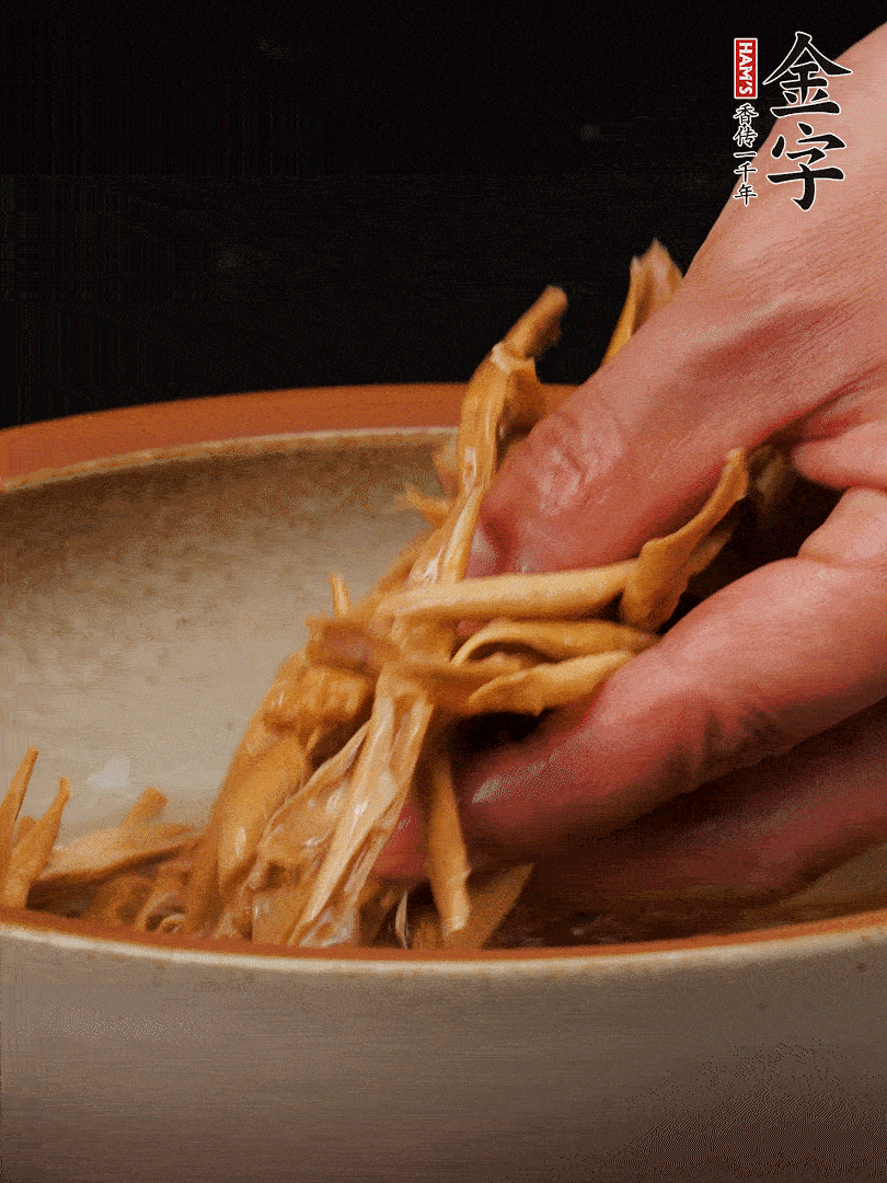 農(nóng)家土筍尖提前泡軟，用刀劃成細(xì)絲，這樣會(huì)更加入味。