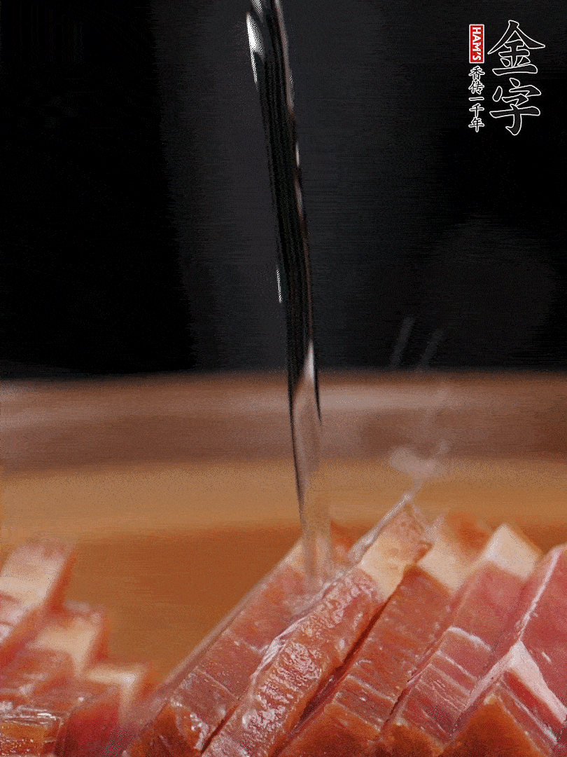 金字火腿切片，放入溫水中泡10分鐘，金字土香腸斜切成片。千張切成細(xì)條。