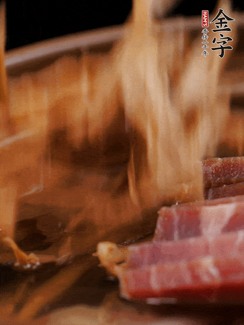 大筒骨、金字火腿、姜片、黃酒一起放入砂鍋，加筍干燉煮40分鐘。（如果家里有高壓鍋，用高壓鍋把高湯壓出來(lái)更鮮濃。）