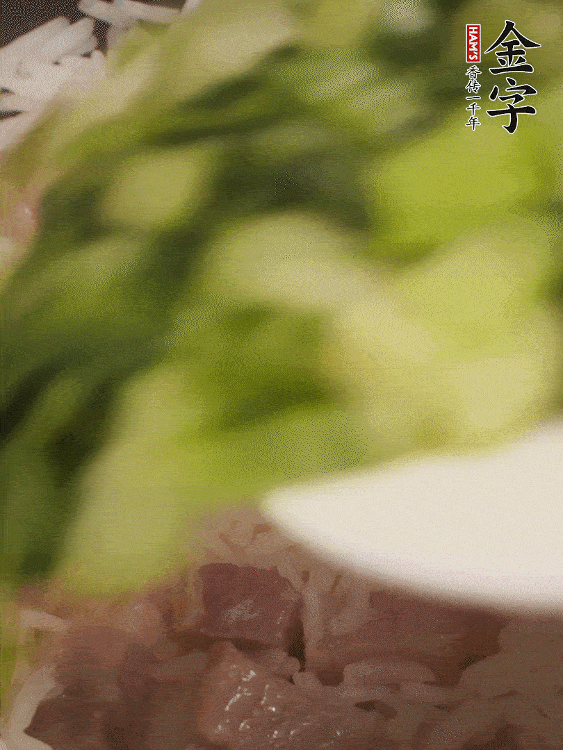 將燜煮好的米飯，倒入炒熟的蔬菜中，翻炒均勻鍆繼續(xù)燜煮5分鐘