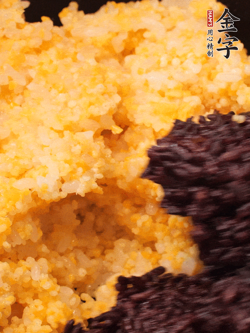 混合小米、紫米煮熟，加豬油攪拌均勻（紫米分開煮在攪拌）