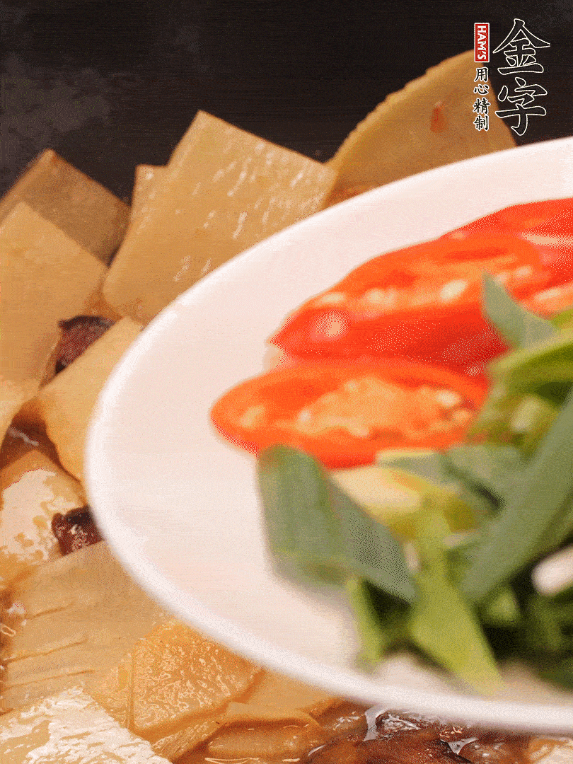 少許料酒增香，下蒜白、青紅辣椒略微翻炒