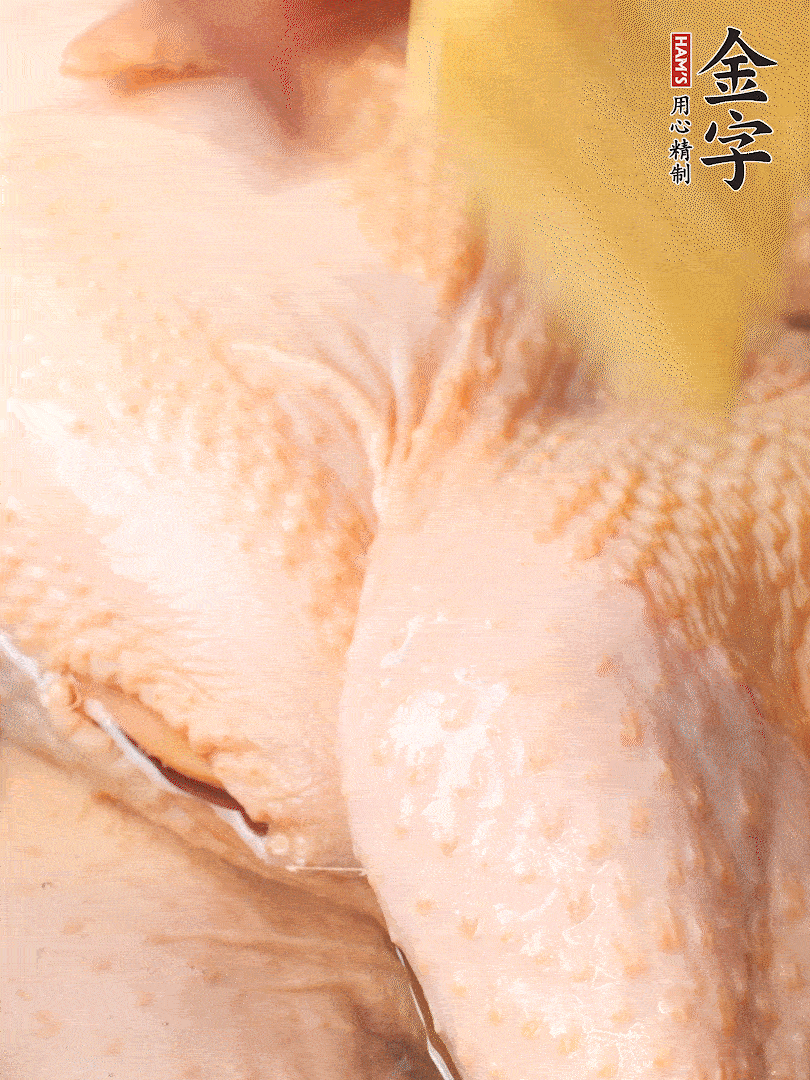 老母雞去頭去尾，斬去雞爪。冷水入鍋，加料酒、蔥姜焯水，煮出浮沫后撈出，用清水洗凈