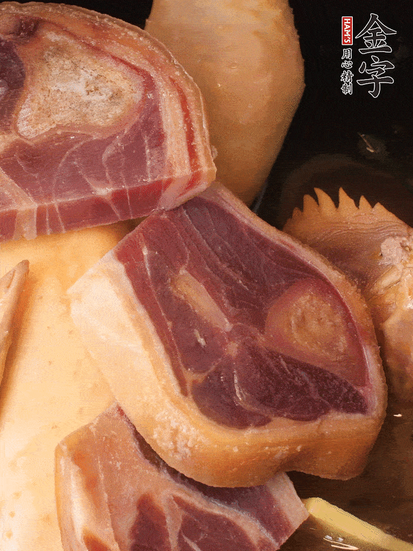 火踵、老母雞加蔥、姜、料酒、清水，大火燒開后轉(zhuǎn)小火，燉1小時(shí)