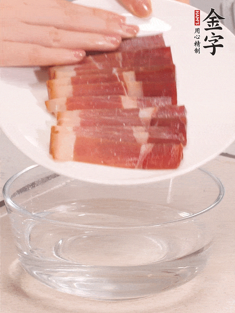 鴨腿冷水下鍋，加姜片、料酒焯水