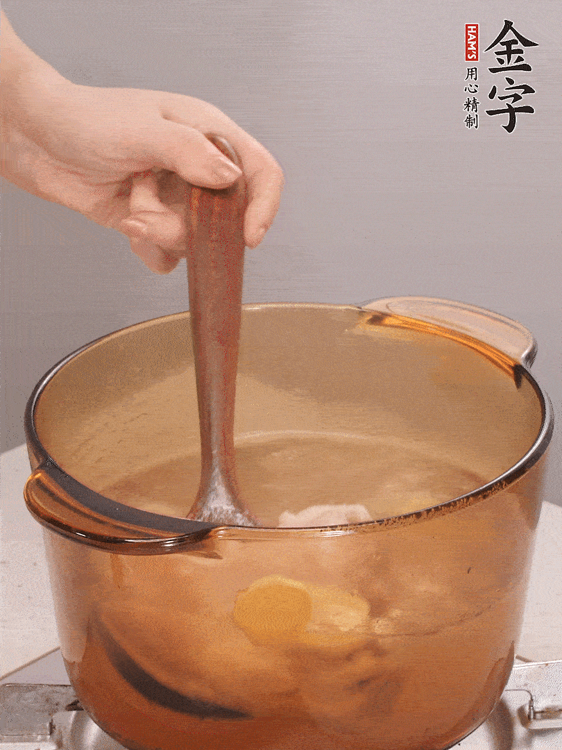 鴨肉、白果、火腿、生姜一起放入砂鍋，清水沒過食材，大火燉煮1小時