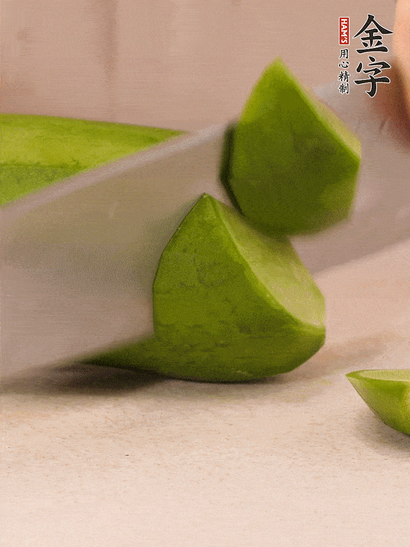 青、紅蘿卜洗凈，去皮切大塊