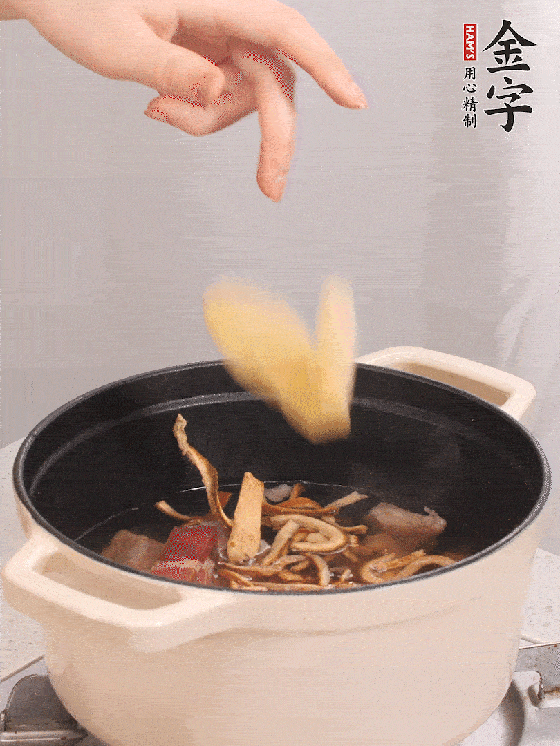 加入青、紅蘿卜再煲20小時(shí)。