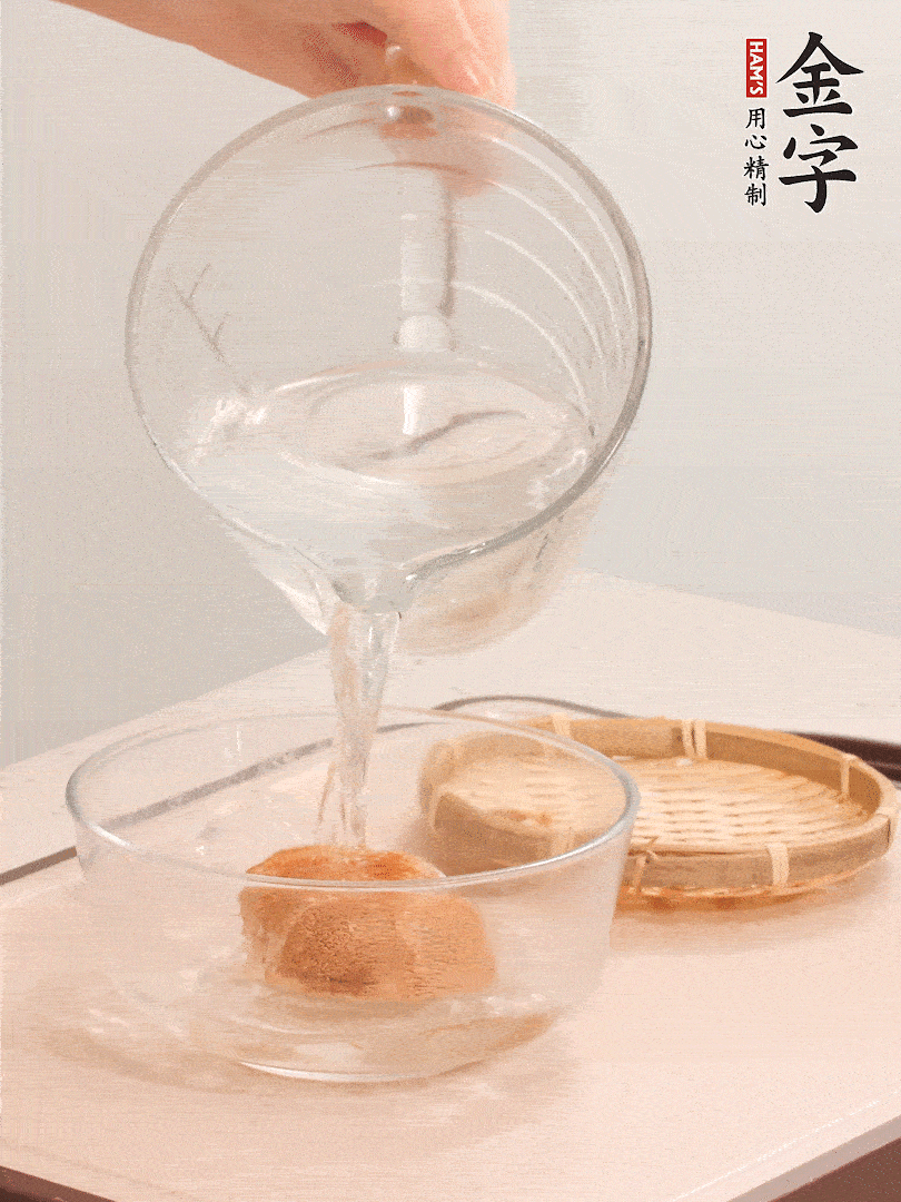 猴頭菇至少泡發(fā)半小時，將浸泡后的黃水?dāng)D干；