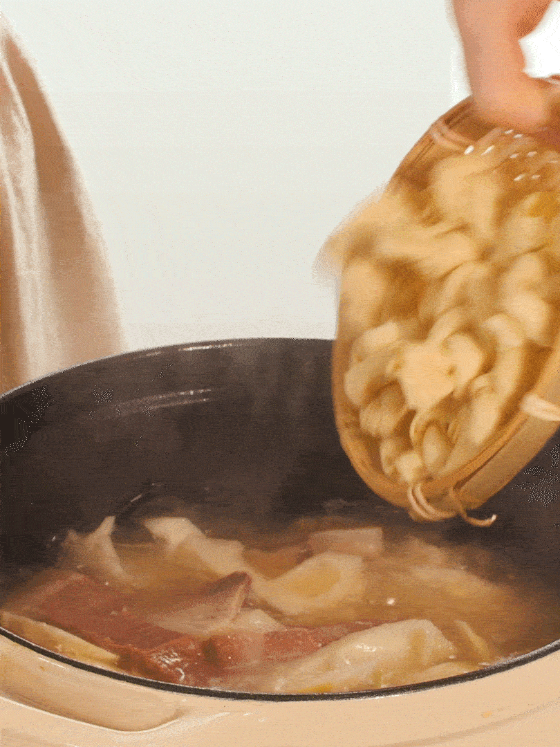 最后放入百葉結。萵筍小火慢篤10分鐘