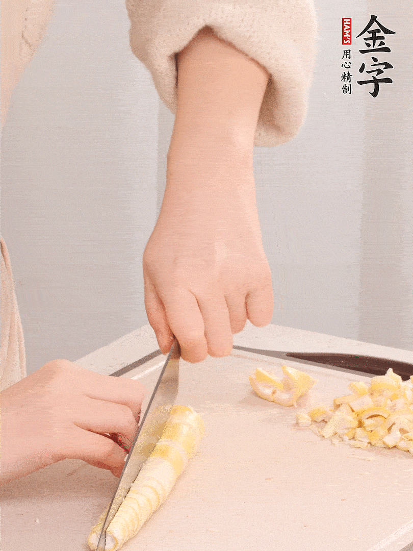 春筍去皮切小塊，焯水2分鐘左右