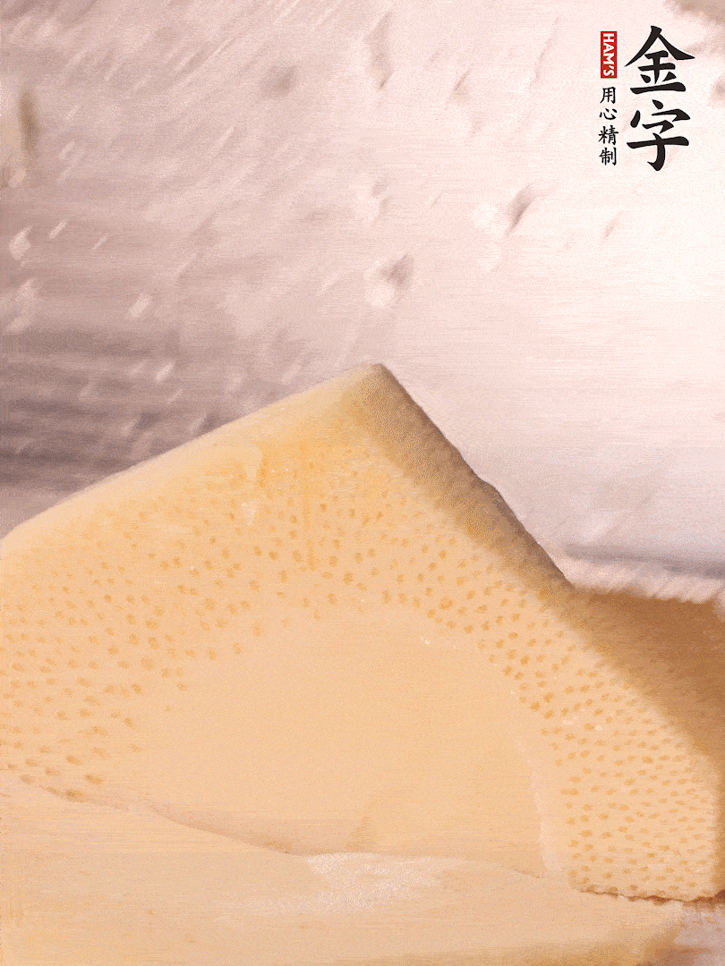 冬筍處理干凈，切滾刀塊，開水焯燙去除澀味