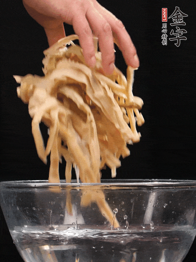 天目山筍干1把，清洗表面鹽分，用手撕成長條