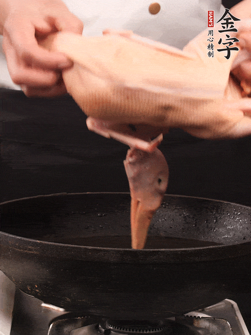 處理干凈的老鴨1只，黃酒小半碗，姜幾片，一起放入冷水，煮沸焯水3分鐘，去除血沫