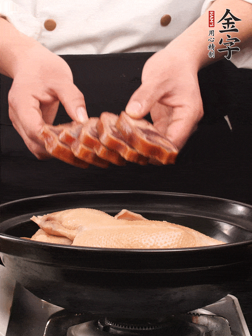 老鴨、金字火腿蹄片、筍干、姜片、蔥結(jié)，清水沒過鴨身2cm，加黃酒小半碗