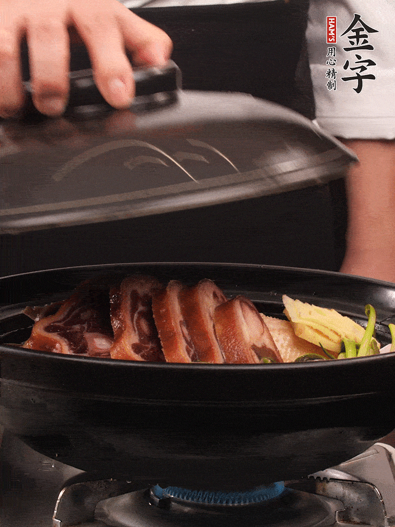 砂鍋蓋蓋子密封，大火燒開后轉(zhuǎn)小火，燜煮2小時