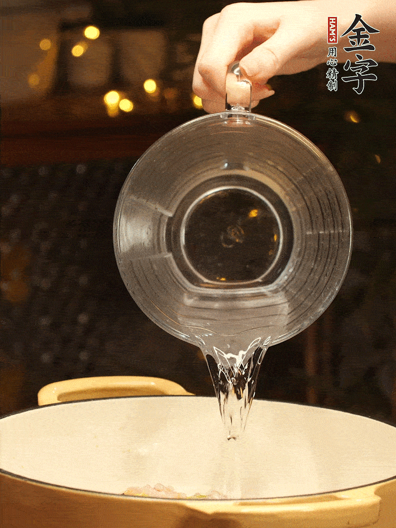 加入120ml水，蓋上蓋子燜幾分鐘撒上蔥花，美美的擺個盤~