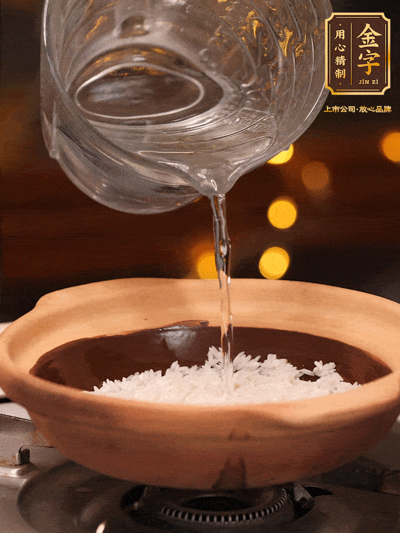 選一個(gè)中意的砂鍋加入1勺花生油并刷勻，倒入泡好的絲苗米、開大火煮至沸騰冒大泡后，轉(zhuǎn)中火蓋蓋燜煮5分鐘