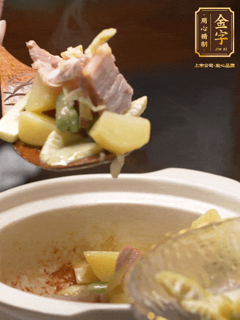 煸出咸肉脂香，再下筍丁、蠶豆。呈出