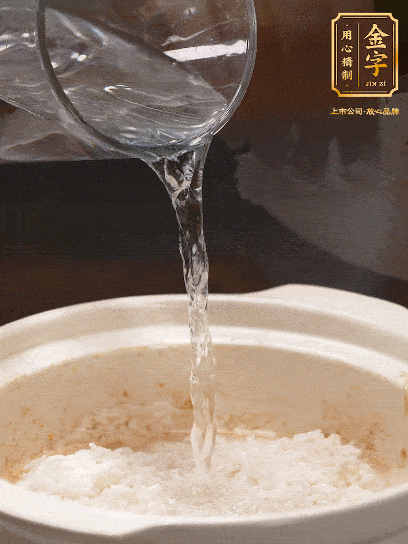 將泡好的米，加水一指，煮至沸騰