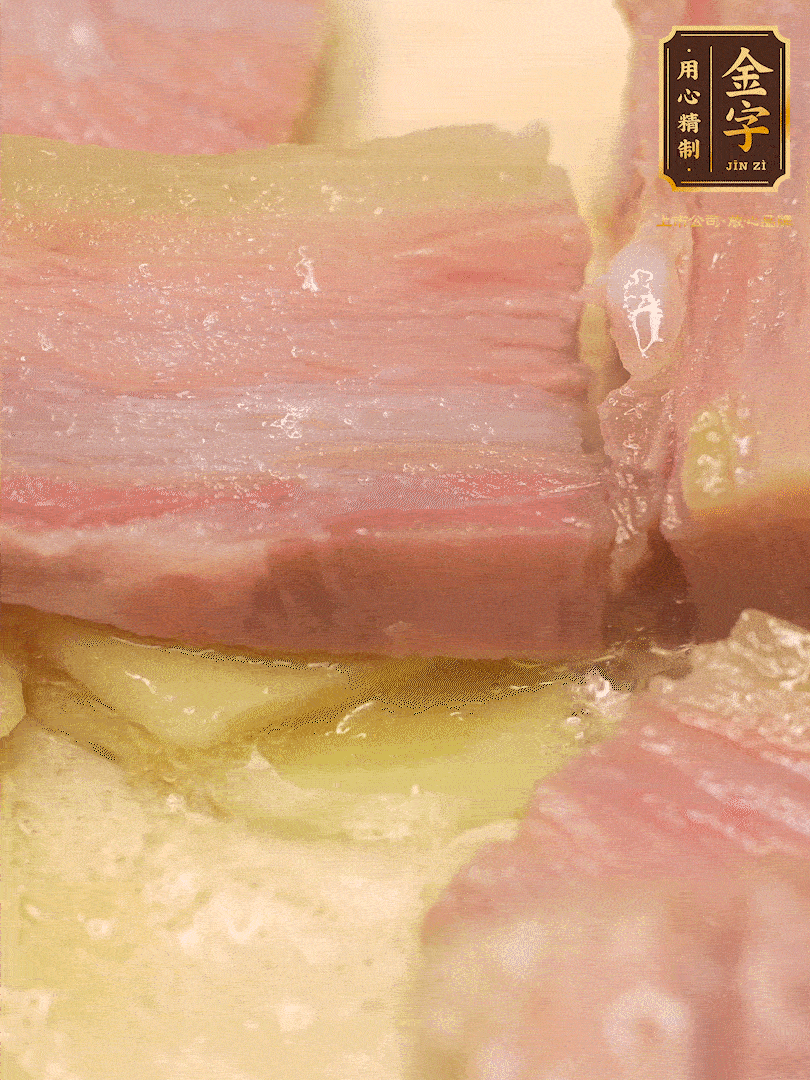 鍋內(nèi)熱油放點(diǎn)姜絲，煸香咸肉