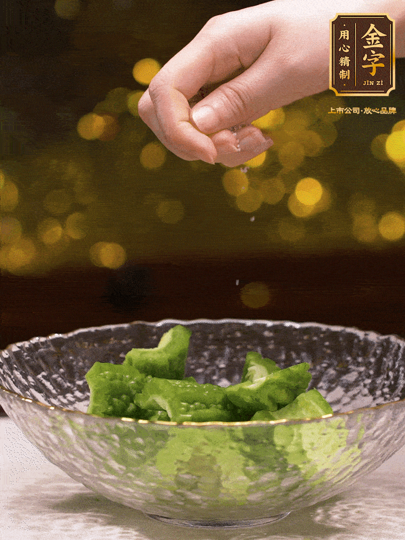 處理好的苦瓜切段（5cm），加點鹽鹽腌一下，去除一下苦味