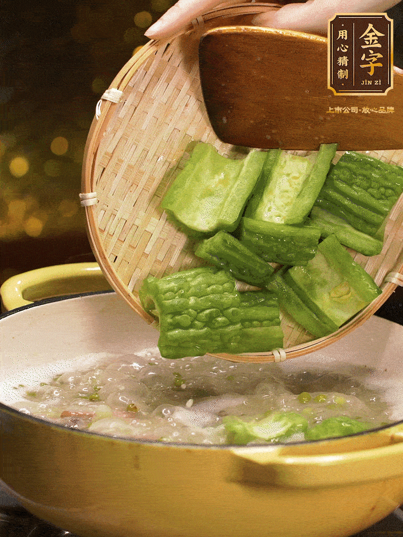 最后在放苦瓜燒開，放一點點調(diào)味糖，燉煮20分鐘