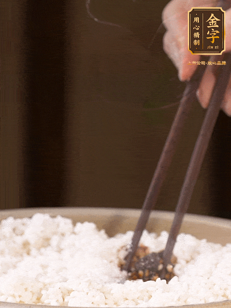 糯米淘洗干凈，浸泡4小時(shí)，控干水分后，加鹽、糖、老抽調(diào)味調(diào)色