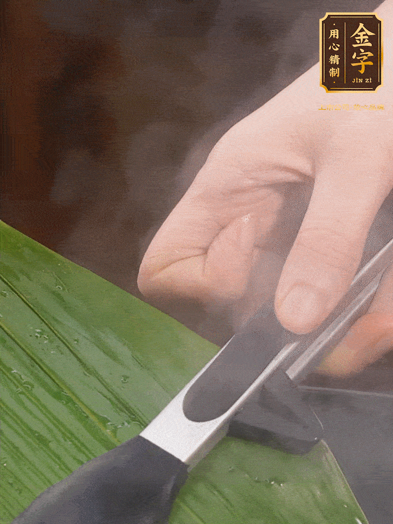 新鮮粽葉洗凈，用開水煮一下，讓粽葉更有韌性不易裂。