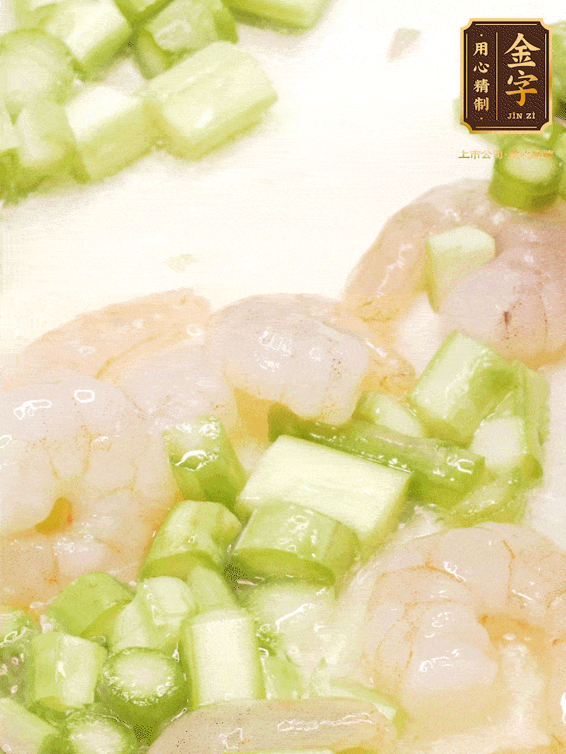 熱油煎香蝦仁，下香腸、蘆筍翻炒，盛出備用。