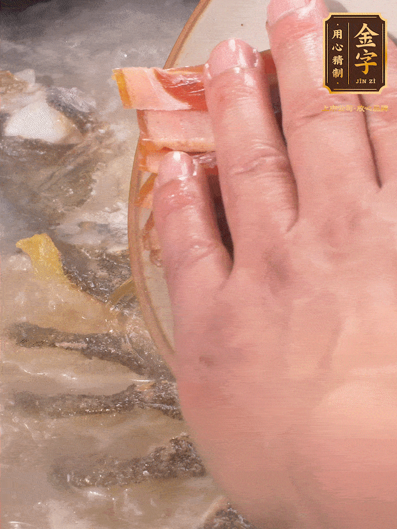 將煎好的魚(yú)，倒入三大碗開(kāi)水。大火煮開(kāi)后放入1個(gè)蔥結(jié)、2片姜片和1勺料酒和火腿片