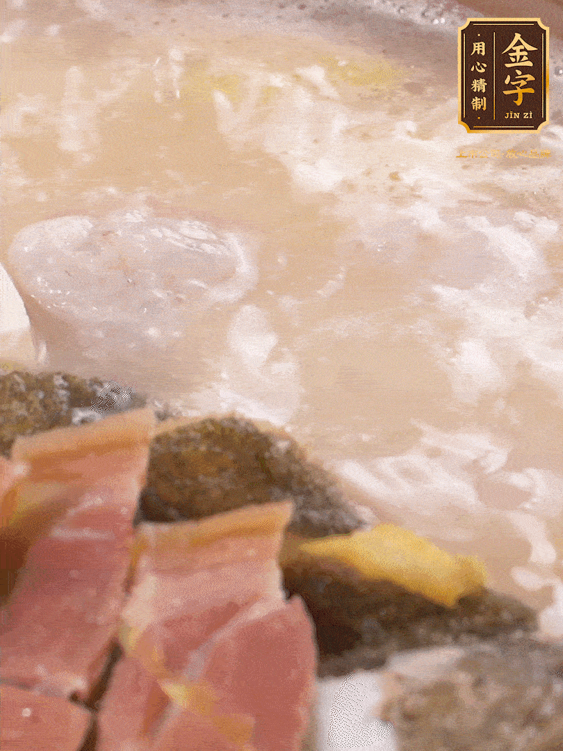 大火煮至沸騰后，轉(zhuǎn)至砂鍋中，繼續(xù)燉煮。這個(gè)時(shí)候可以放入一些自己喜歡吃的配菜比如蝦滑、內(nèi)酯豆腐來(lái)添味