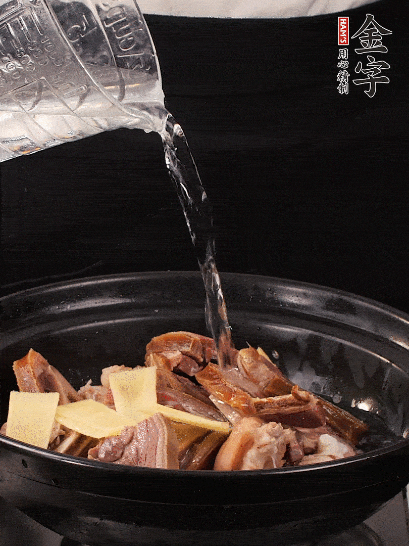 火腿、豬腳放到大砂鍋里，黃酒提鮮，蔥姜去腥，加2kg純凈水沒(méi)過(guò)食材。水一定要放足，中途最好不能加水