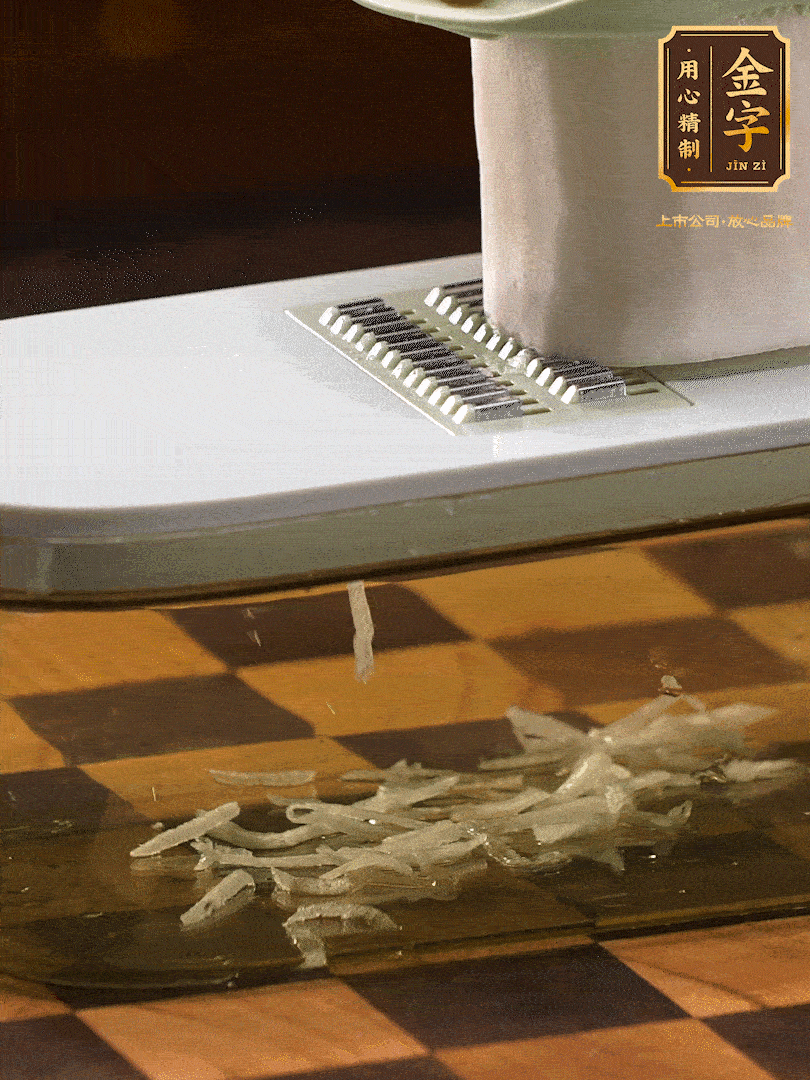 蘿卜切絲 ，加少許的鹽 抓拌均勻后，腌制十五分鐘